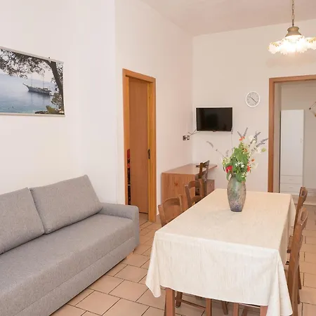 Apartment In A Drive Away From The Sea *